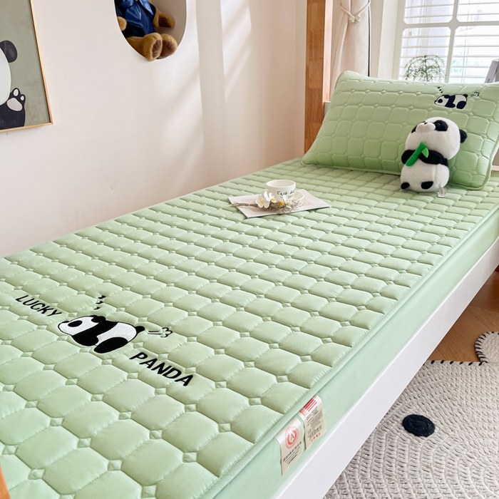 91家纺网 家纺一手货源 找家纺 鑫钰 2025新款A类大豆夹棉刺绣床笠系列-趴趴熊猫 趴趴熊猫-时尚绿