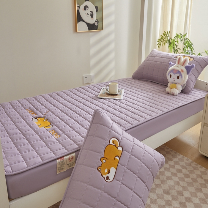 91家纺网 家纺一手货源 找家纺 鑫钰 2025新款学生开学季夹棉刺绣床笠床垫套-幸运狗系列 幸运狗-木槿紫