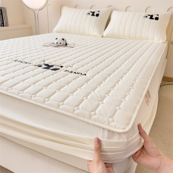 91家纺网 家纺一手货源 找家纺 2025新款A类大豆夹棉刺绣床笠系列-趴趴熊猫 趴趴熊猫-典雅白