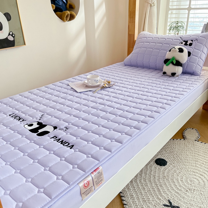 91家纺网 家纺一手货源 找家纺 鑫钰 2025新款A类大豆夹棉刺绣床笠系列-趴趴熊猫 趴趴熊猫-天空紫