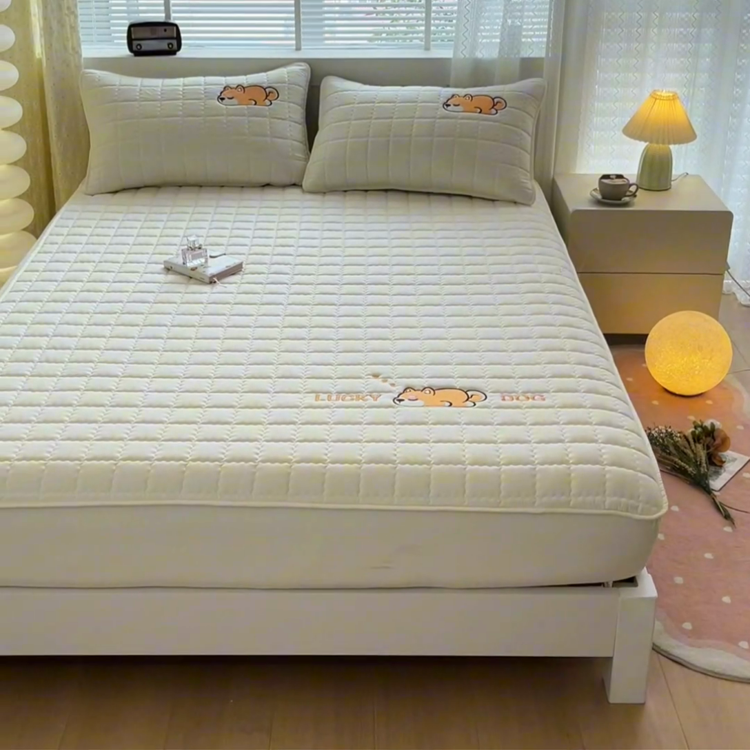 91家纺网 家纺一手货源 找家纺 鑫钰 2024新夹款刺绣大豆纤维床笠-幸运狗系列 幸运狗-典雅白