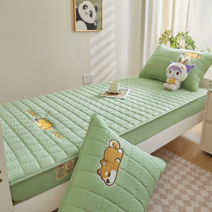 91家纺网 家纺一手货源 找家纺 鑫钰 2025新款学生开学季夹棉刺绣床笠床垫套-幸运狗系列 幸运狗-时尚绿
