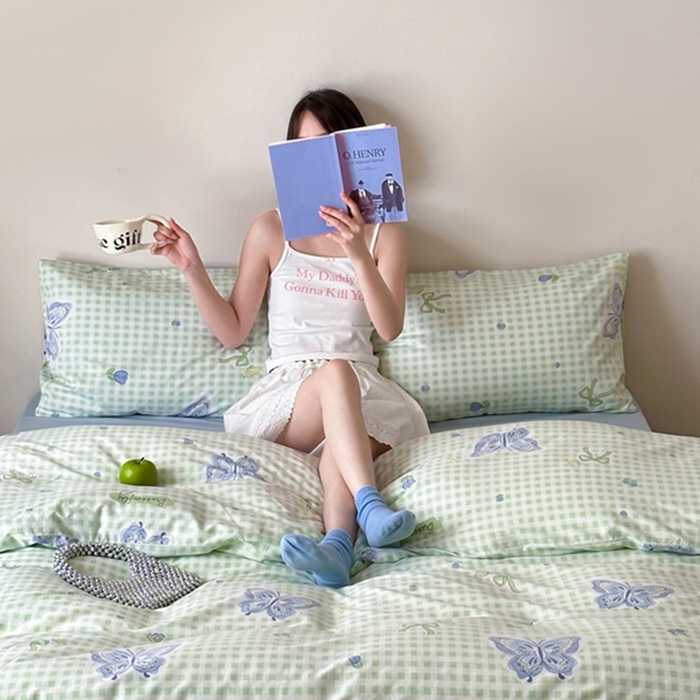 91家纺网 家纺一手货源 找家纺 昔可 2024新款全棉蝴蝶印花系列四件套 模特图 绿格琉璃蝴蝶