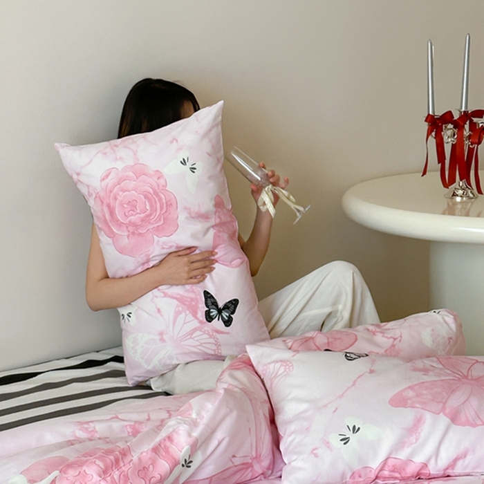 91家纺网 家纺一手货源 找家纺 昔可 2024新款全棉蝴蝶印花系列四件套 模特图 晕染花蝴蝶