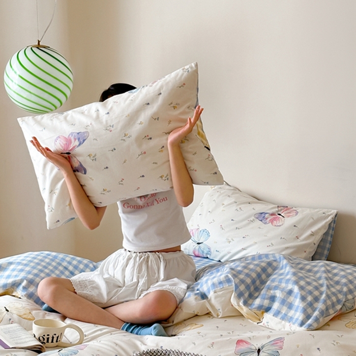 91家纺网 家纺一手货源 找家纺 昔可 2024新款全棉蝴蝶印花系列四件套 模特图 碎花琉璃蝴蝶