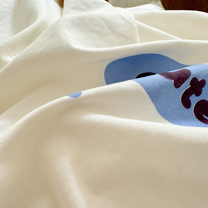 91家纺网 家纺一手货源 找家纺 沐芷 2024微皱超柔手感105g印花水洗棉四件套床上宿舍三件套床单被套 复古小熊