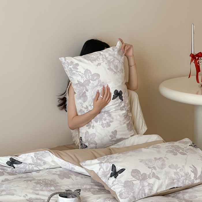 91家纺网 家纺一手货源 找家纺 昔可 2024新款全棉蝴蝶印花系列四件套 模特图 水墨画黑蝴蝶