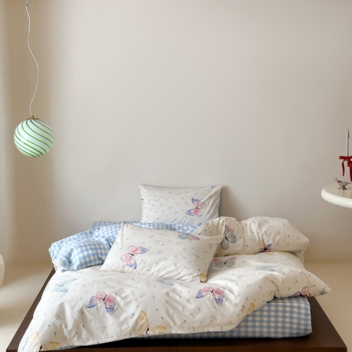 91家纺网 家纺一手货源 找家纺 昔可 2024新款全棉蝴蝶印花系列四件套 模特图 碎花琉璃蝴蝶