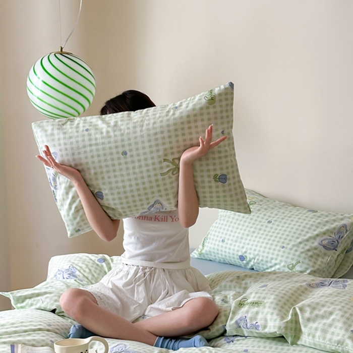 91家纺网 家纺一手货源 找家纺 昔可 2024新款全棉蝴蝶印花系列四件套 模特图 绿格琉璃蝴蝶