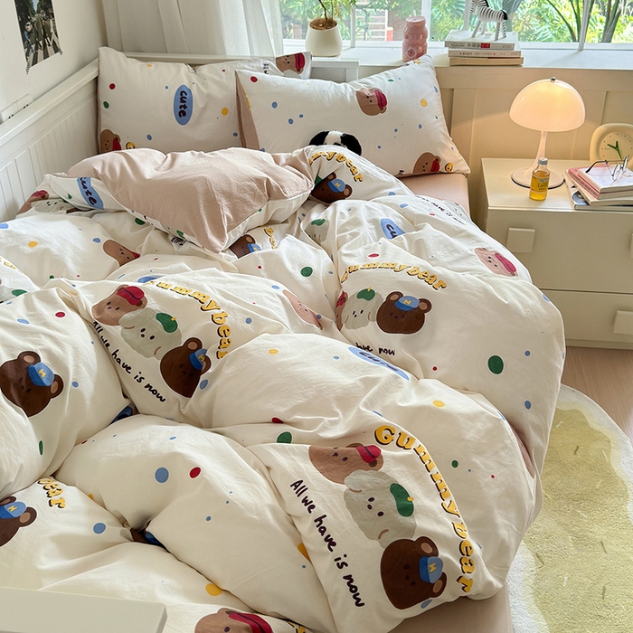 91家纺网 家纺一手货源 找家纺 沐芷 2024微皱超柔手感105g印花水洗棉四件套床上宿舍三件套床单被套 复古小熊