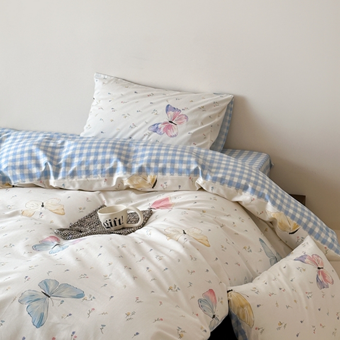 91家纺网 家纺一手货源 找家纺 昔可 2024新款全棉蝴蝶印花系列四件套 模特图 碎花琉璃蝴蝶