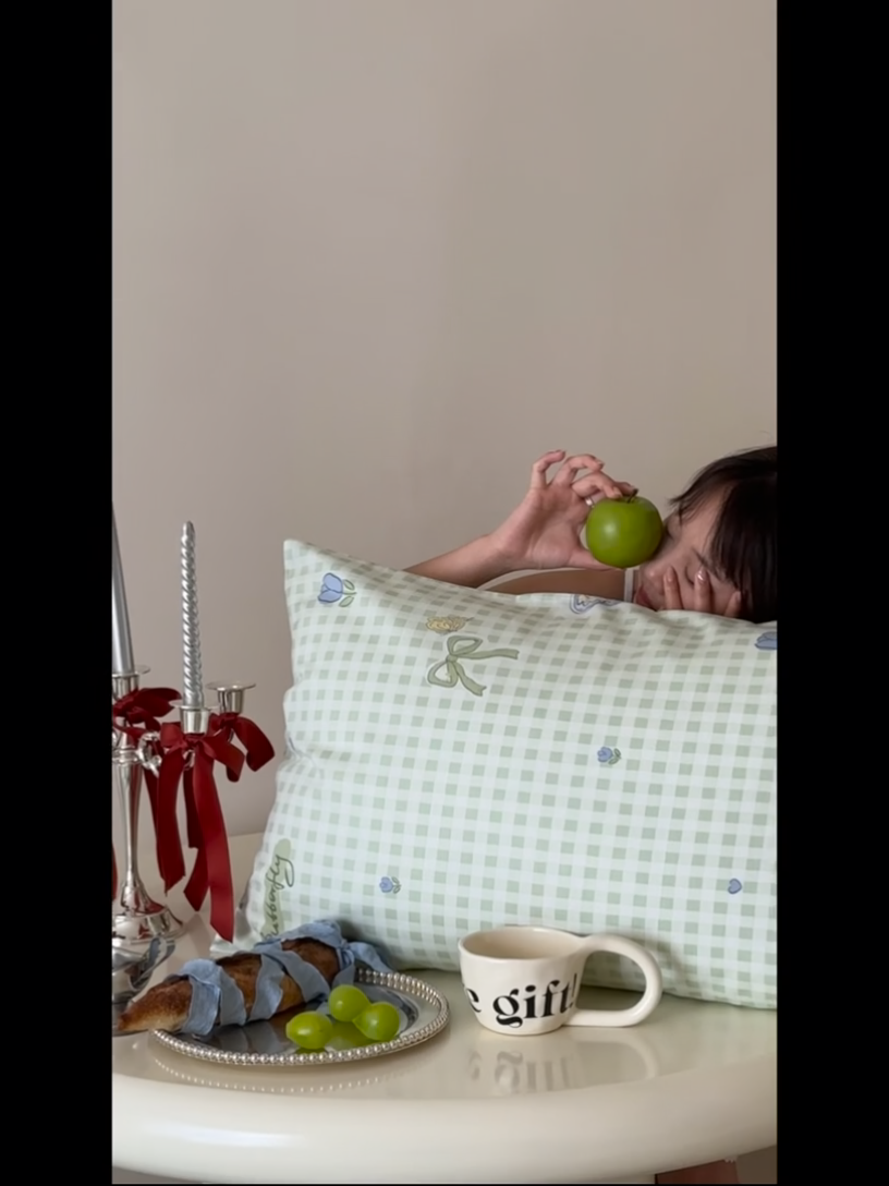 91家纺网 家纺一手货源 找家纺 昔可 2024新款全棉蝴蝶印花系列四件套 模特图 绿格琉璃蝴蝶