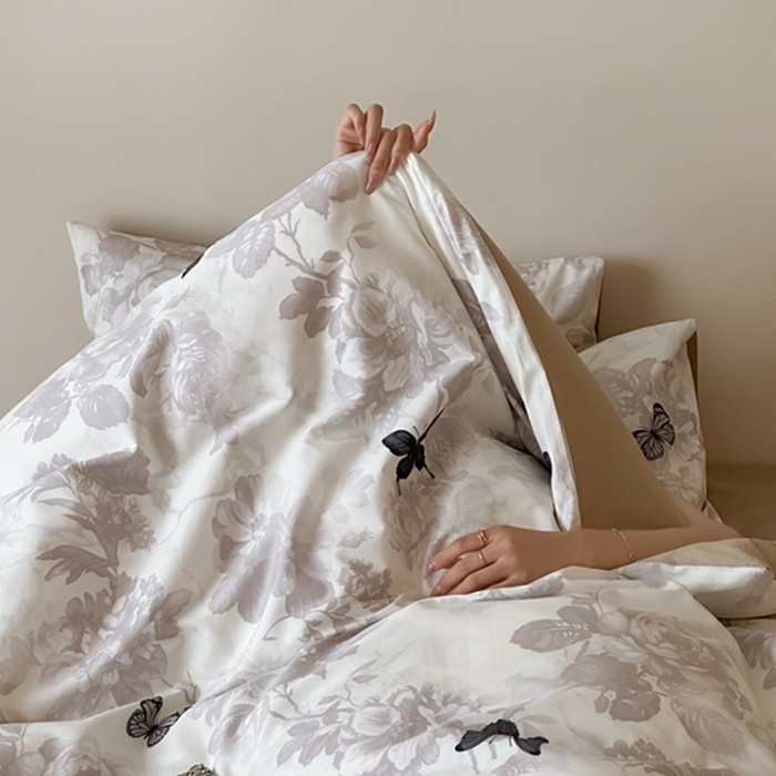 91家纺网 家纺一手货源 找家纺 昔可 2024新款全棉蝴蝶印花系列四件套 模特图 水墨画黑蝴蝶