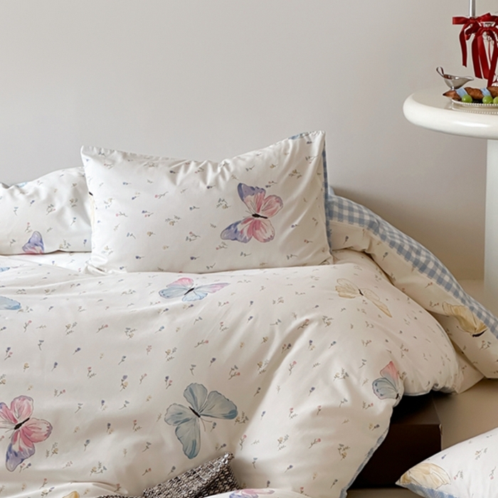 91家纺网 家纺一手货源 找家纺 昔可 2024新款全棉蝴蝶印花系列四件套 模特图 碎花琉璃蝴蝶