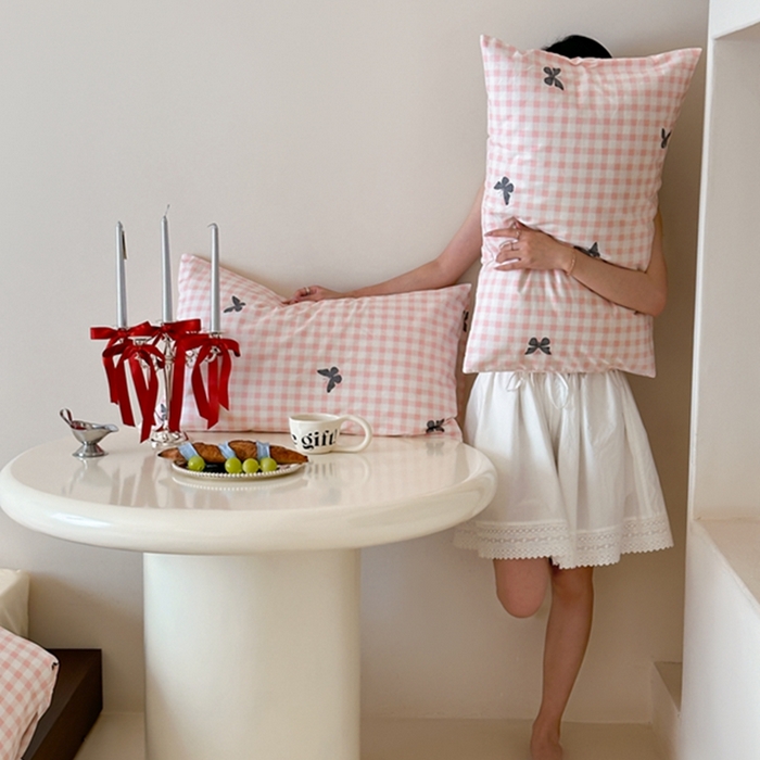 91家纺网 家纺一手货源 找家纺 昔可 2024新款全棉蝴蝶印花系列四件套 模特图 粉格蝴蝶