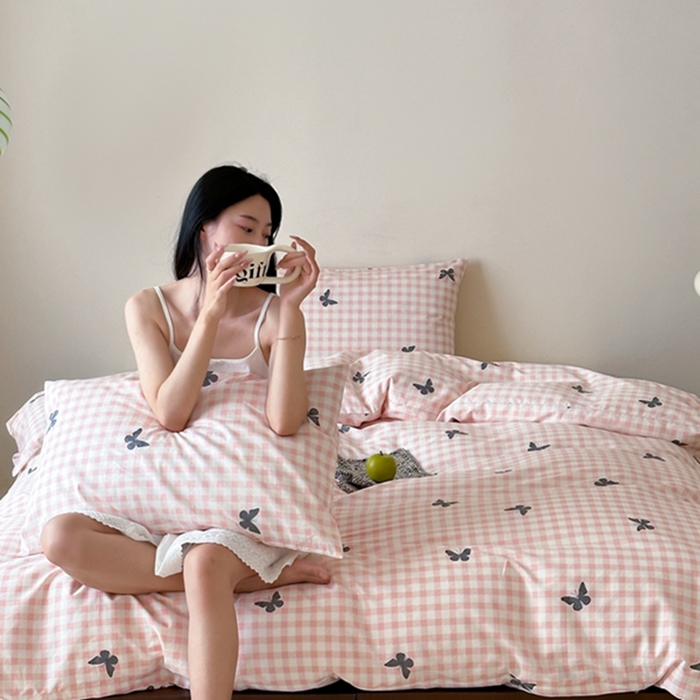 91家纺网 家纺一手货源 找家纺 昔可 2024新款全棉蝴蝶印花系列四件套 模特图 粉格蝴蝶