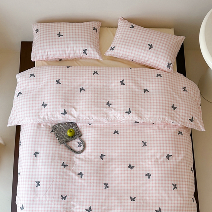 91家纺网 家纺一手货源 找家纺 昔可 2024新款全棉蝴蝶印花系列四件套 模特图 粉格蝴蝶