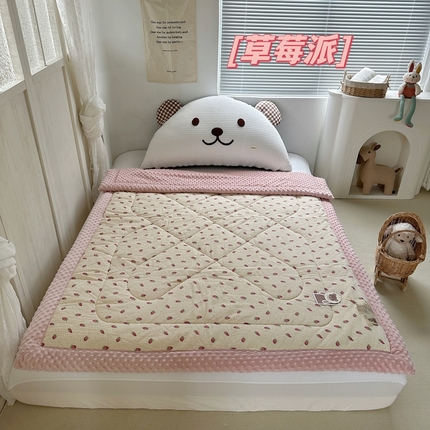 91家纺网 家纺一手货源 找家纺 佰织鑫家居（会员-5元） 2024秋冬新品双层绉皱纱儿童豆豆被 草莓派
