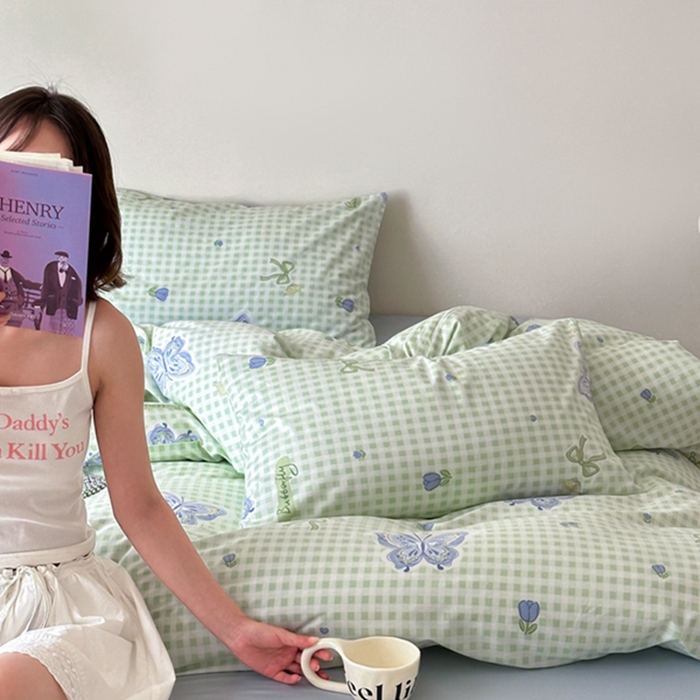 91家纺网 家纺一手货源 找家纺 昔可 2024新款全棉蝴蝶印花系列四件套 模特图 绿格琉璃蝴蝶