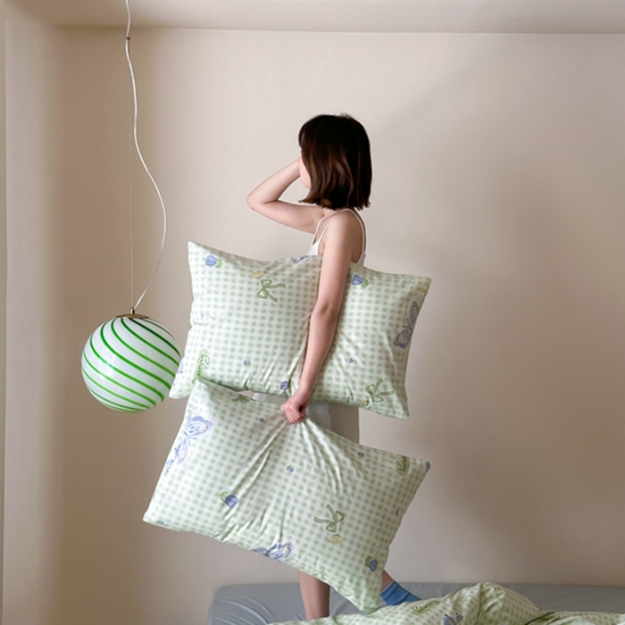 91家纺网 家纺一手货源 找家纺 昔可 2024新款全棉蝴蝶印花系列四件套 模特图 绿格琉璃蝴蝶