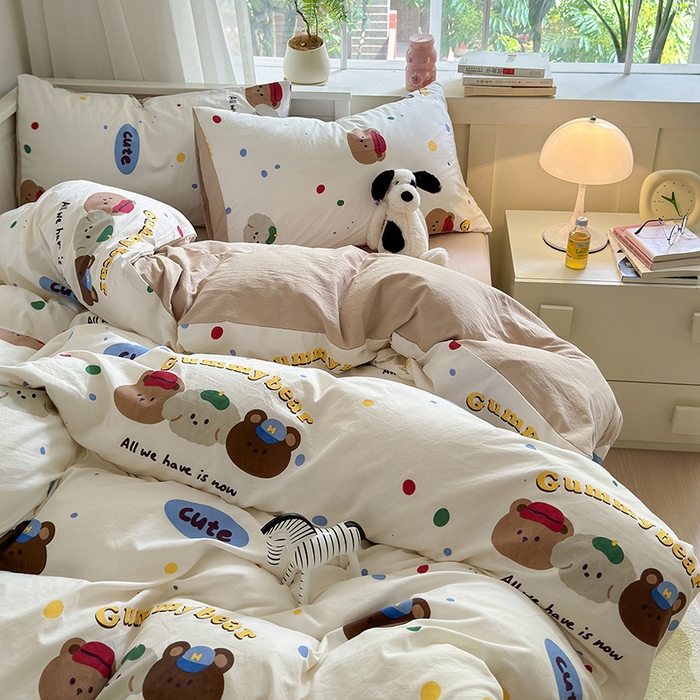 91家纺网 家纺一手货源 找家纺 沐芷 2024微皱超柔手感105g印花水洗棉四件套床上宿舍三件套床单被套 复古小熊