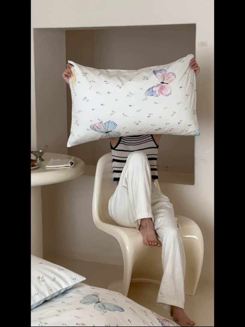 91家纺网 家纺一手货源 找家纺 昔可 2024新款全棉蝴蝶印花系列四件套 模特图 碎花琉璃蝴蝶