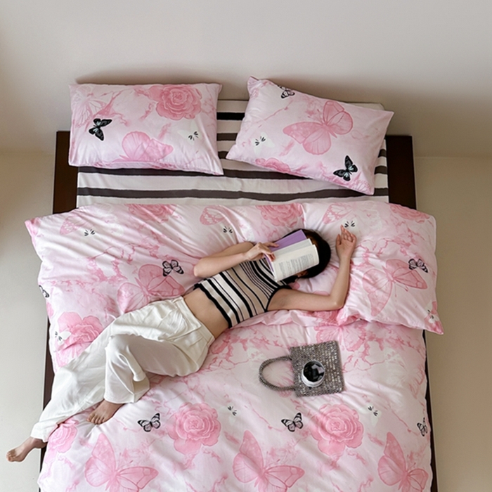 91家纺网 家纺一手货源 找家纺 昔可 2024新款全棉蝴蝶印花系列四件套 模特图 晕染花蝴蝶