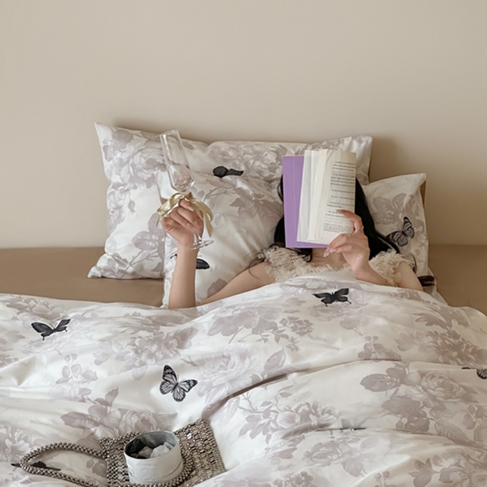 91家纺网 家纺一手货源 找家纺 昔可 2024新款全棉蝴蝶印花系列四件套 模特图 水墨画黑蝴蝶