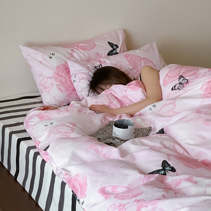 91家纺网 家纺一手货源 找家纺 昔可 2024新款全棉蝴蝶印花系列四件套 模特图 晕染花蝴蝶