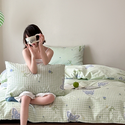 91家纺网 家纺一手货源 找家纺 昔可 2024新款全棉蝴蝶印花系列四件套 模特图 绿格琉璃蝴蝶