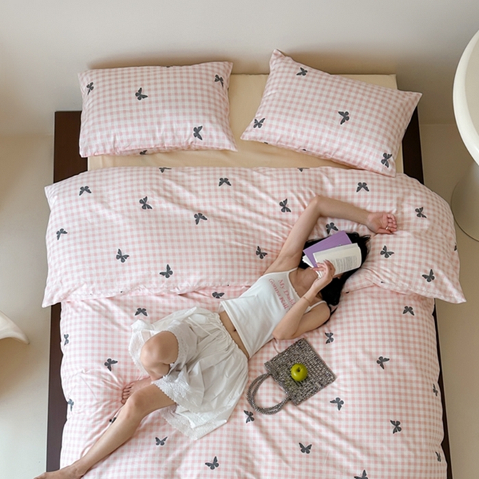 91家纺网 家纺一手货源 找家纺 昔可 2024新款全棉蝴蝶印花系列四件套 模特图 粉格蝴蝶