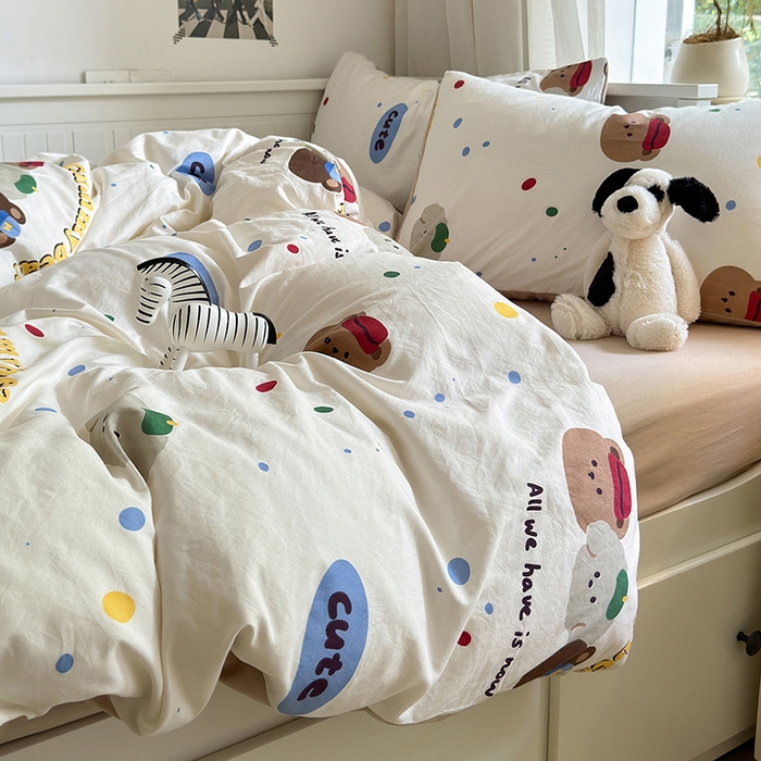 91家纺网 家纺一手货源 找家纺 沐芷 2024微皱超柔手感105g印花水洗棉四件套床上宿舍三件套床单被套 复古小熊