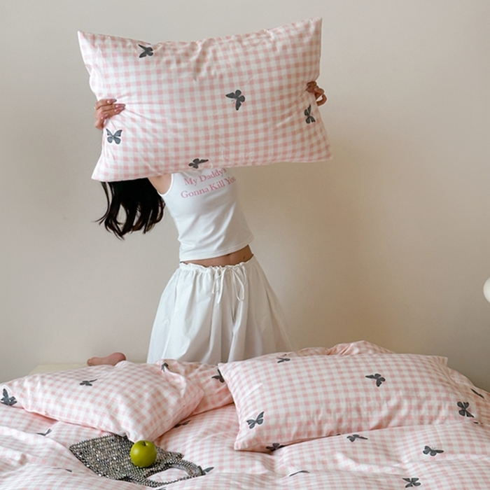 91家纺网 家纺一手货源 找家纺 昔可 2024新款全棉蝴蝶印花系列四件套 模特图 粉格蝴蝶