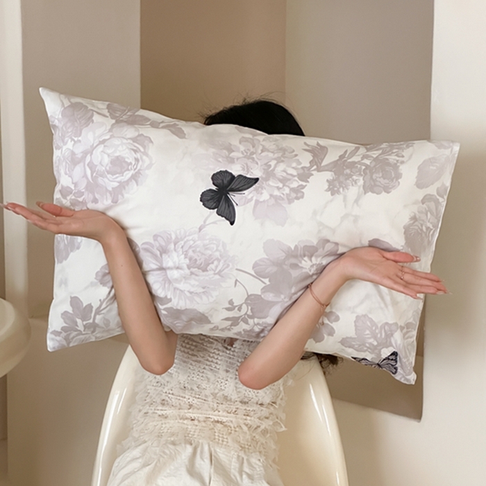 91家纺网 家纺一手货源 找家纺 昔可 2024新款全棉蝴蝶印花系列四件套 模特图 水墨画黑蝴蝶