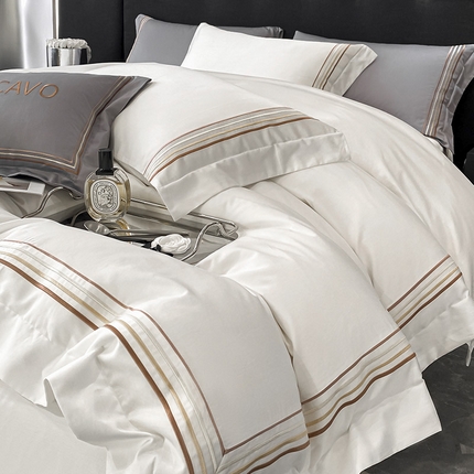 91家纺网 家纺一手货源 找家纺  60支贡缎长绒棉四件套全棉纯棉新疆棉床单被套澳棉床笠款线条刺绣100支天丝棉床上用品 凯利-奶昔白