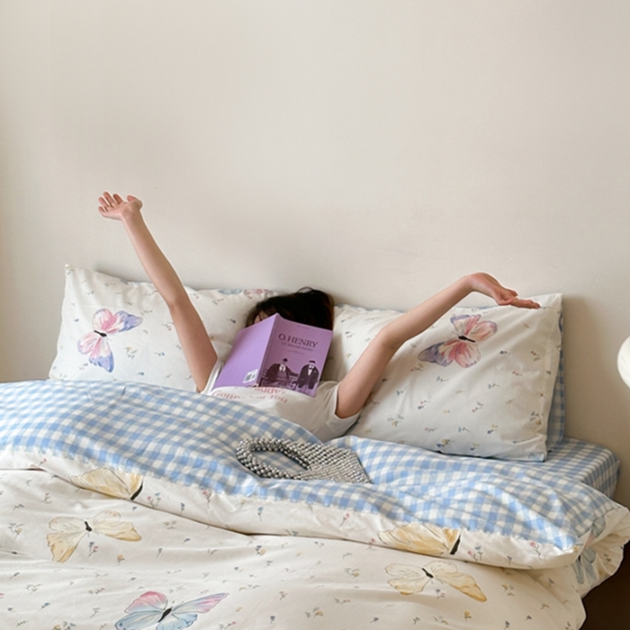 91家纺网 家纺一手货源 找家纺 昔可 2024新款全棉蝴蝶印花系列四件套 模特图 碎花琉璃蝴蝶