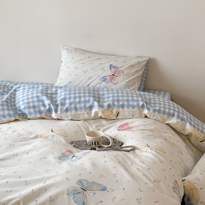 91家纺网 家纺一手货源 找家纺 昔可 2024新款全棉蝴蝶印花系列四件套 模特图 碎花琉璃蝴蝶