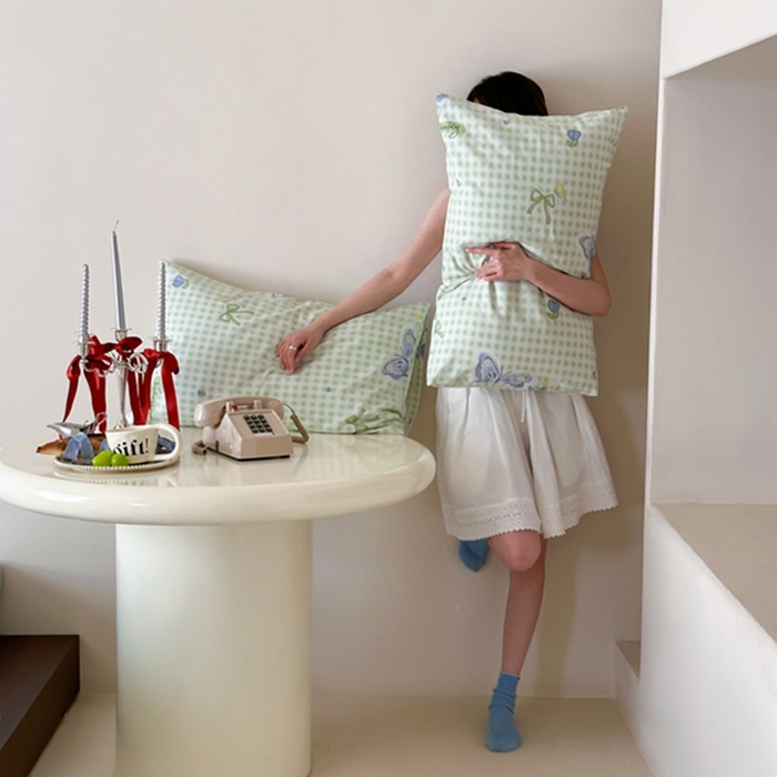 91家纺网 家纺一手货源 找家纺 昔可 2024新款全棉蝴蝶印花系列四件套 模特图 绿格琉璃蝴蝶