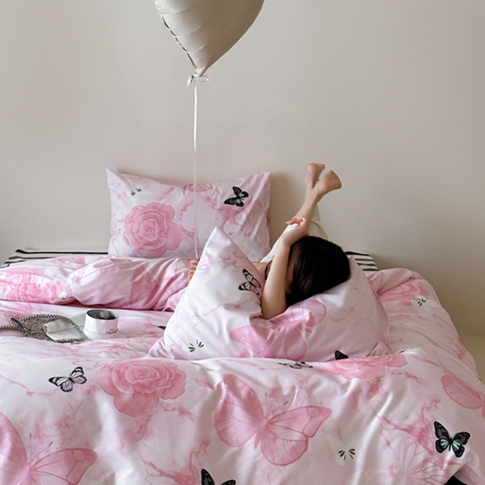 91家纺网 家纺一手货源 找家纺 昔可 2024新款全棉蝴蝶印花系列四件套 模特图 晕染花蝴蝶