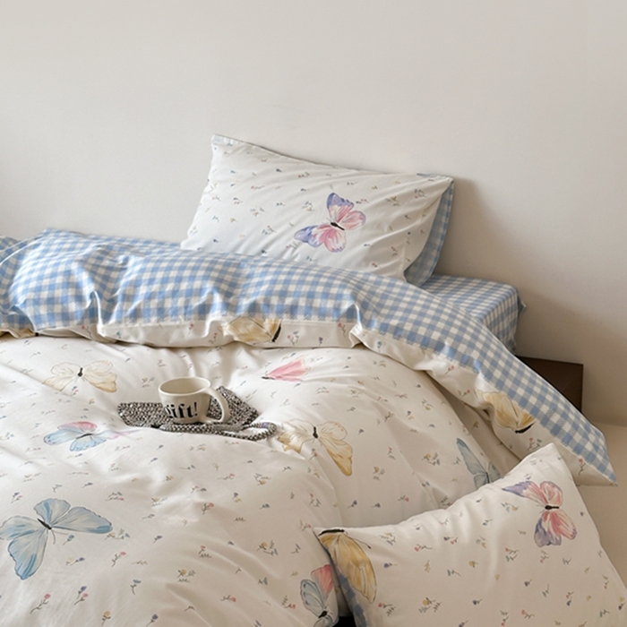 91家纺网 家纺一手货源 找家纺 昔可 2024新款全棉蝴蝶印花系列四件套 模特图 碎花琉璃蝴蝶