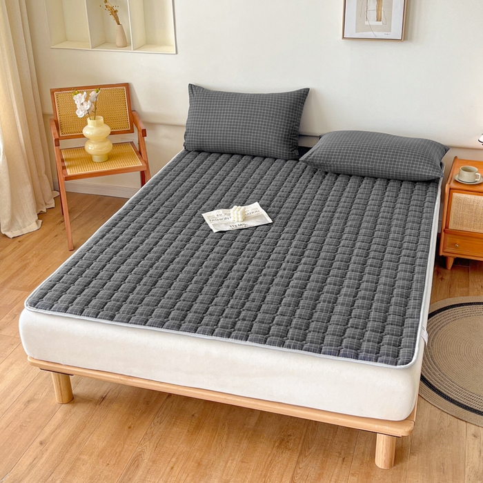 91家纺网 家纺一手货源 找家纺 卡伦家纺 2025新款全棉色织水洗棉夹棉床垫席梦思保护垫 灰小方格