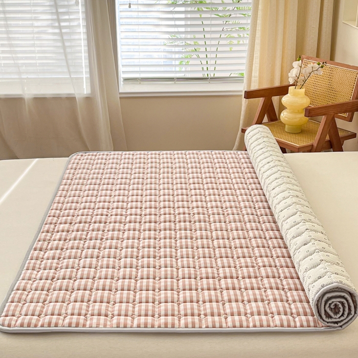 91家纺网 家纺一手货源 找家纺 卡伦家纺 2025新款全棉色织水洗棉夹棉床垫席梦思保护垫 粉小格