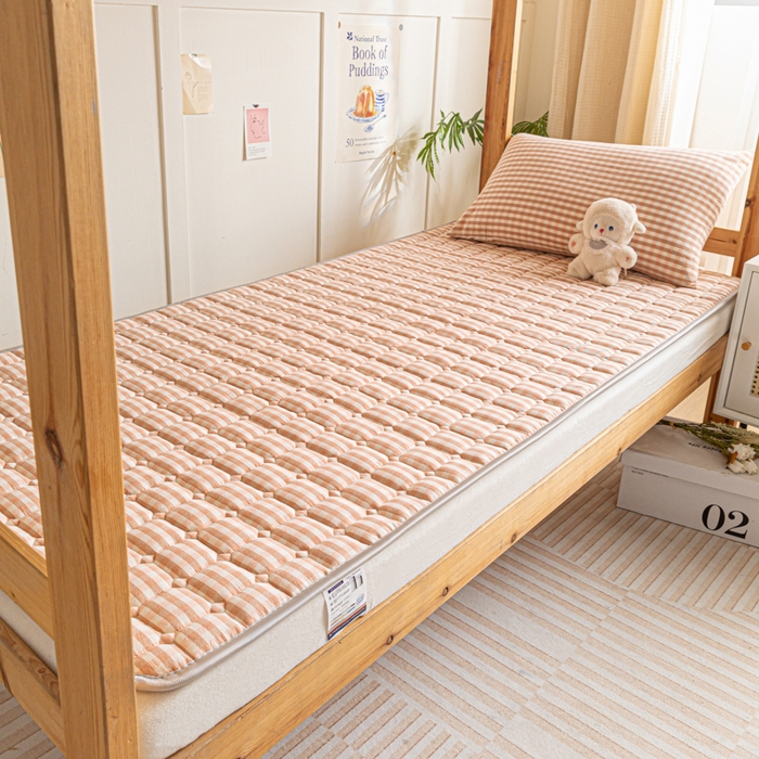 91家纺网 家纺一手货源 找家纺 卡伦家纺 2025新款全棉色织水洗棉夹棉床垫单人学生宿舍床垫 粉小格