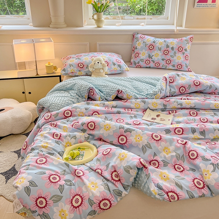 91家纺网 家纺一手货源 找家纺 居易简 2025新款水洗棉双层纱豆豆绒被被子被芯冬被春秋被豆豆被加绒直播  海棠朵朵