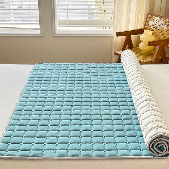 91家纺网 家纺一手货源 找家纺 卡伦家纺 2025新款全棉色织水洗棉夹棉床垫席梦思保护垫 海蓝青年