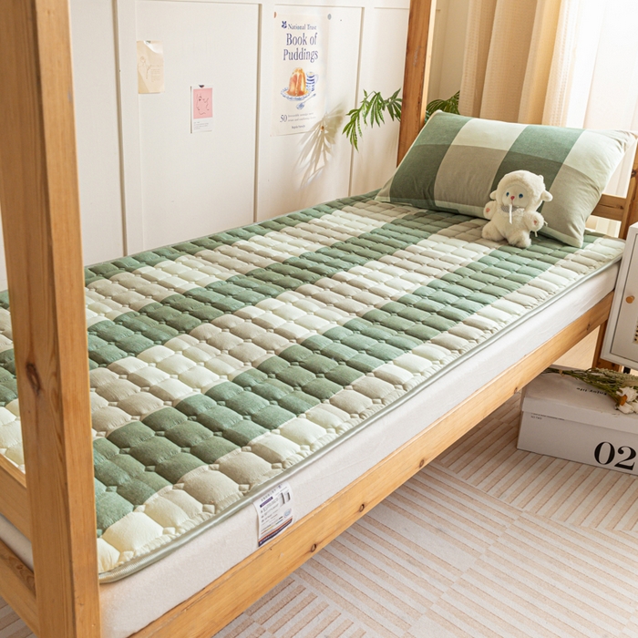 91家纺网 家纺一手货源 找家纺 卡伦家纺 2025新款全棉色织水洗棉夹棉床垫单人学生宿舍床垫 绿大格