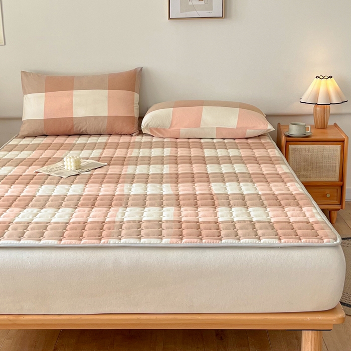 91家纺网 家纺一手货源 找家纺 卡伦家纺 2025新款全棉色织水洗棉夹棉床垫席梦思保护垫 粉大格