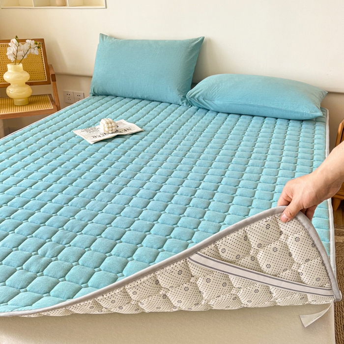 91家纺网 家纺一手货源 找家纺 卡伦家纺 2025新款全棉色织水洗棉夹棉床垫席梦思保护垫 海蓝青年