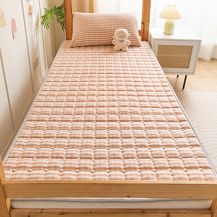 91家纺网 家纺一手货源 找家纺 卡伦家纺 2025新款全棉色织水洗棉夹棉床垫单人学生宿舍床垫 粉小格