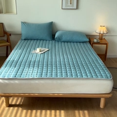 91家纺网 家纺一手货源 找家纺 卡伦家纺 2025新款全棉色织水洗棉夹棉床垫席梦思保护垫 海蓝青年